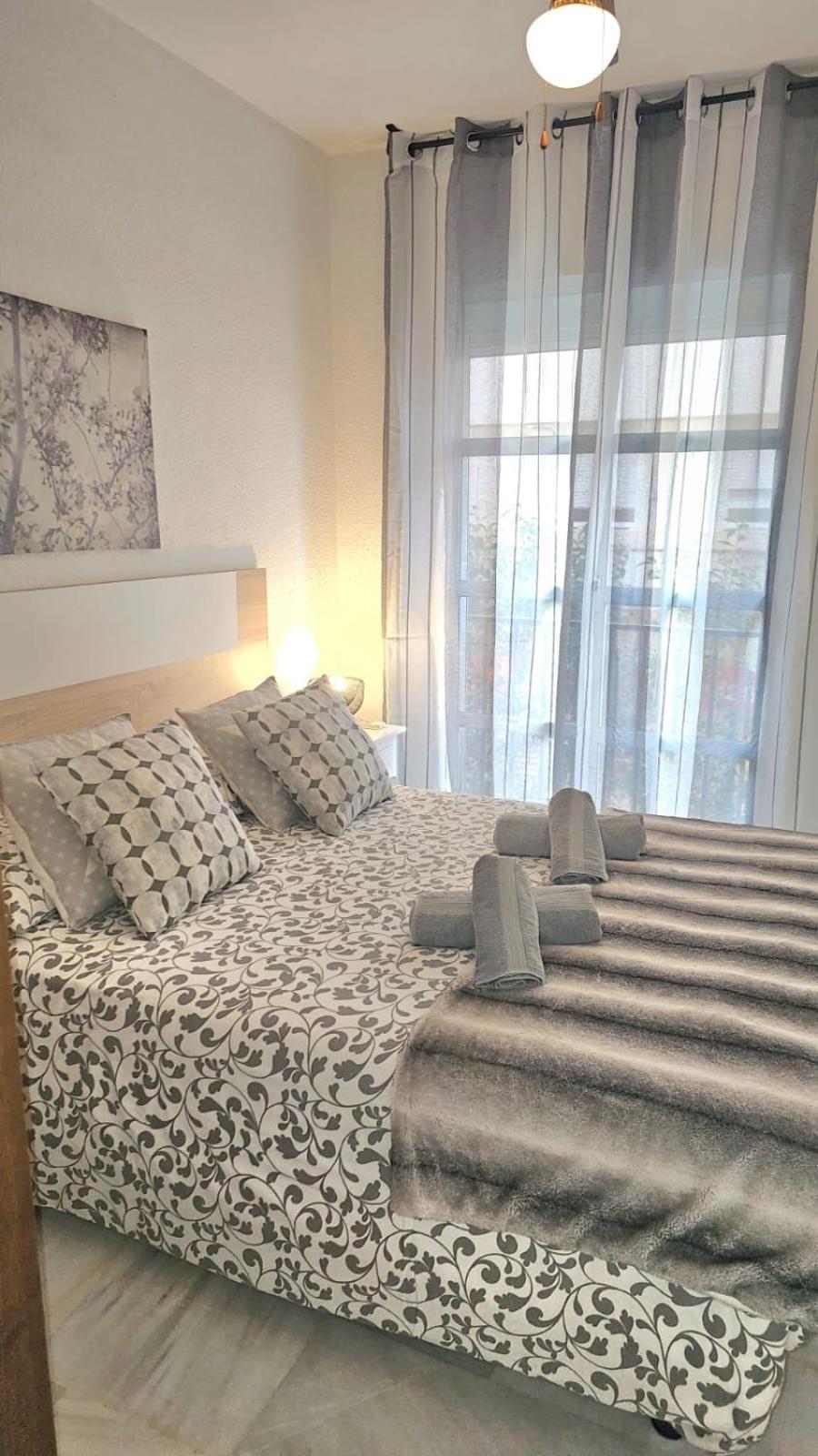 Ideal Holiday Apartment One Bedroom City Center Málaga Kültér fotó