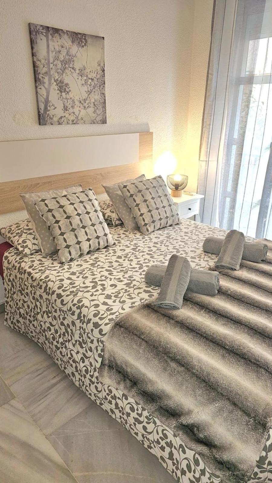 Ideal Holiday Apartment One Bedroom City Center Málaga Kültér fotó