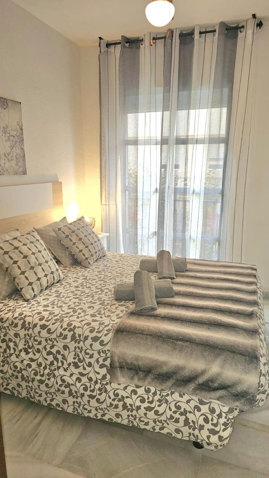 Ideal Holiday Apartment One Bedroom City Center Málaga Kültér fotó