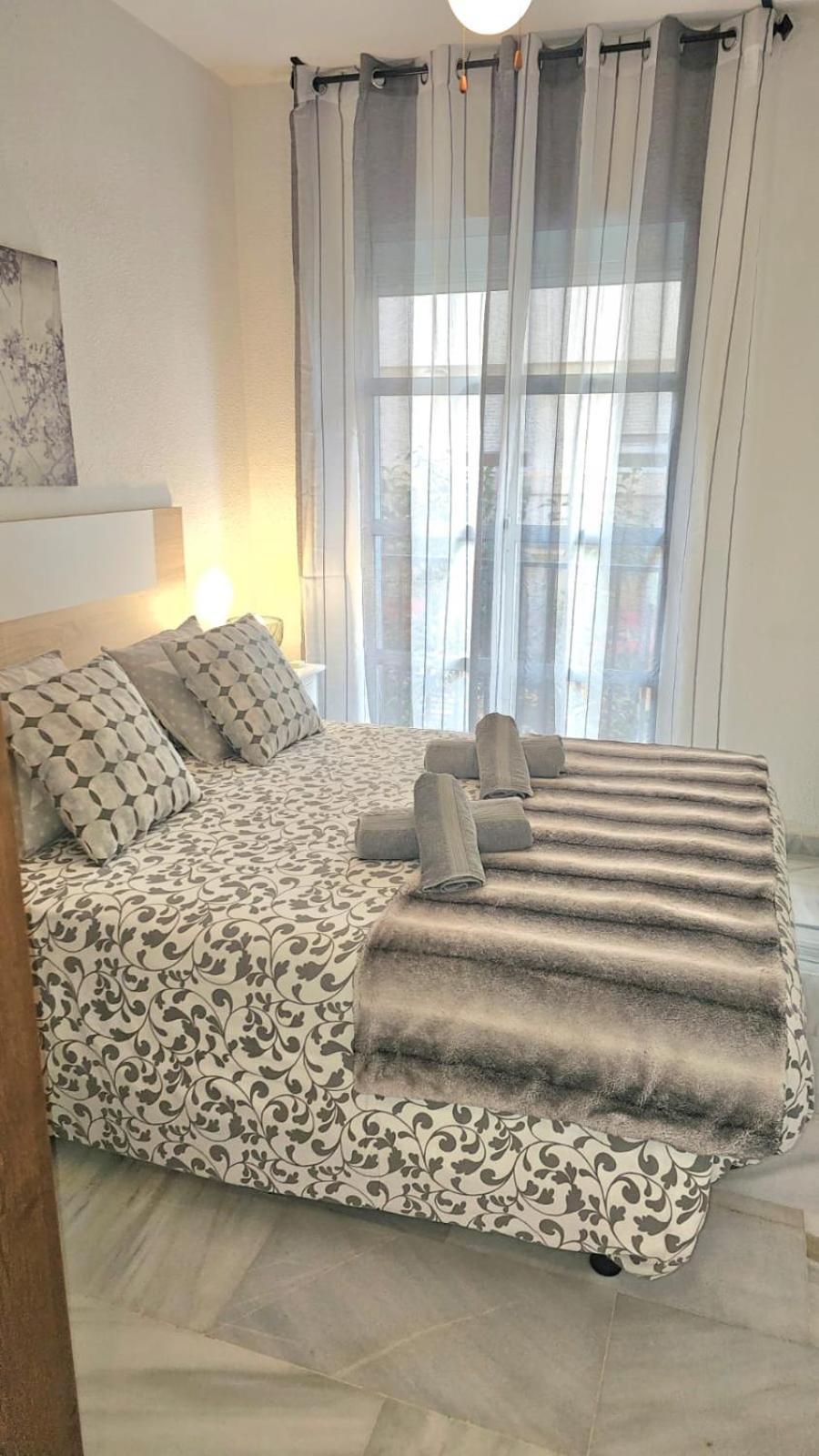 Ideal Holiday Apartment One Bedroom City Center Málaga Kültér fotó