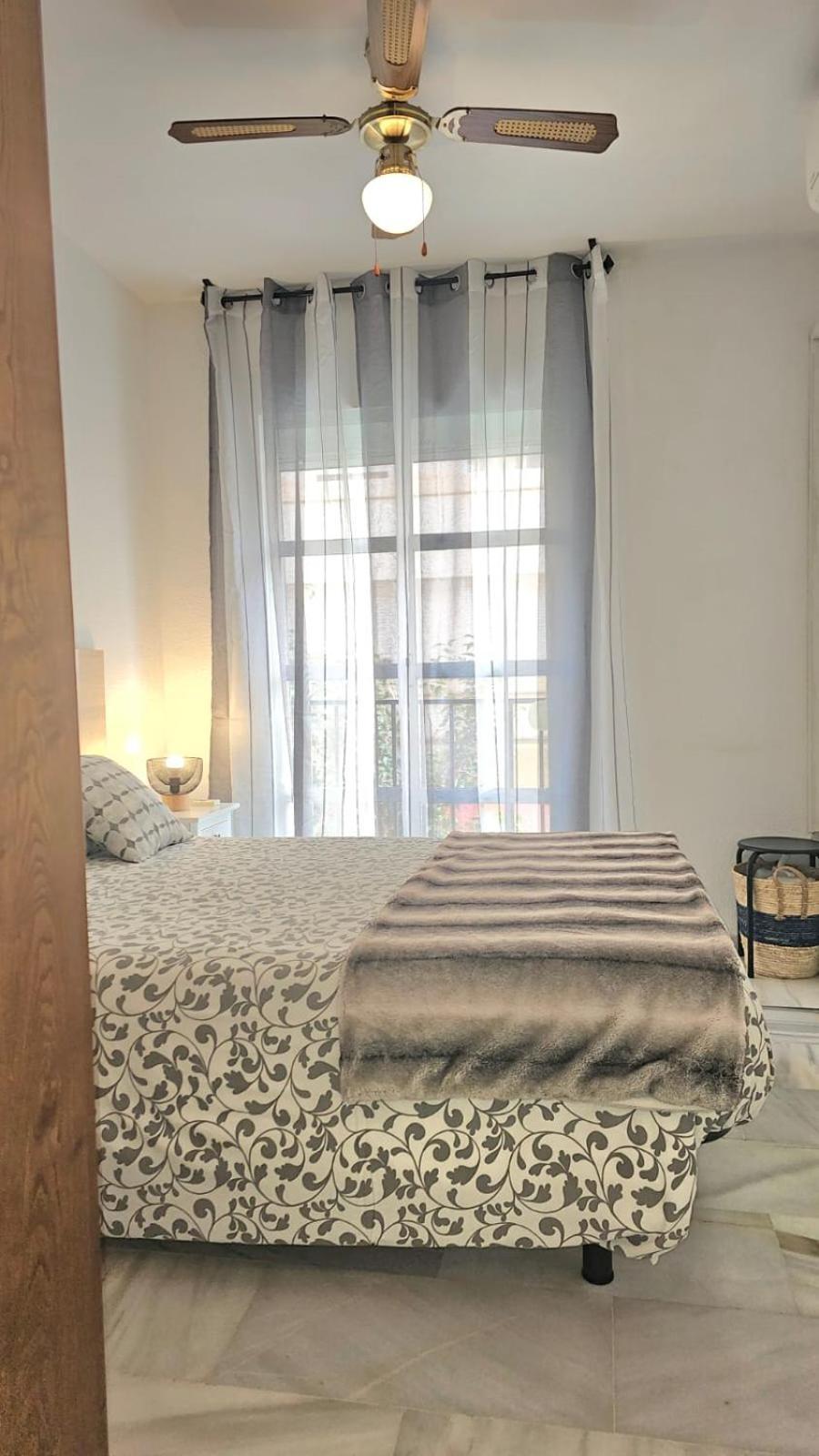 Ideal Holiday Apartment One Bedroom City Center Málaga Kültér fotó