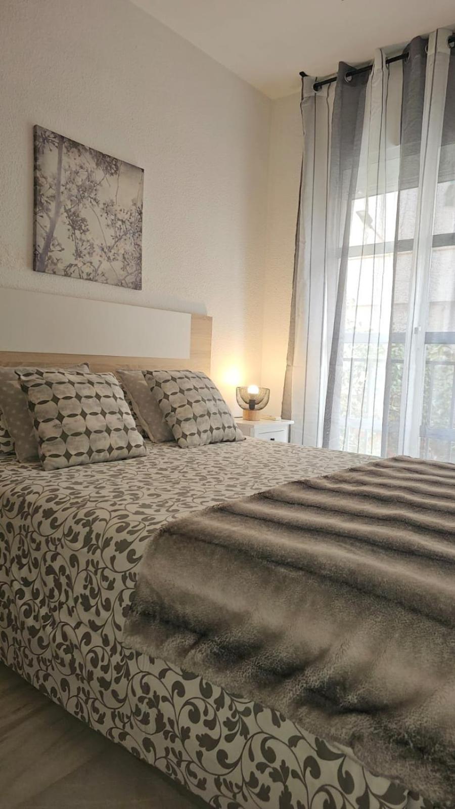 Ideal Holiday Apartment One Bedroom City Center Málaga Kültér fotó